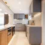 Cozinha planejada com armários de madeira e design contemporâneo no projeto Leonardo Souza