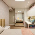 Quarto infantil decorado com soluções funcionais e espaço para estudo no projeto Leonardo Souza