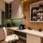 Escritório planejado com design moderno e iluminação personalizada no projeto Leonardo Souza