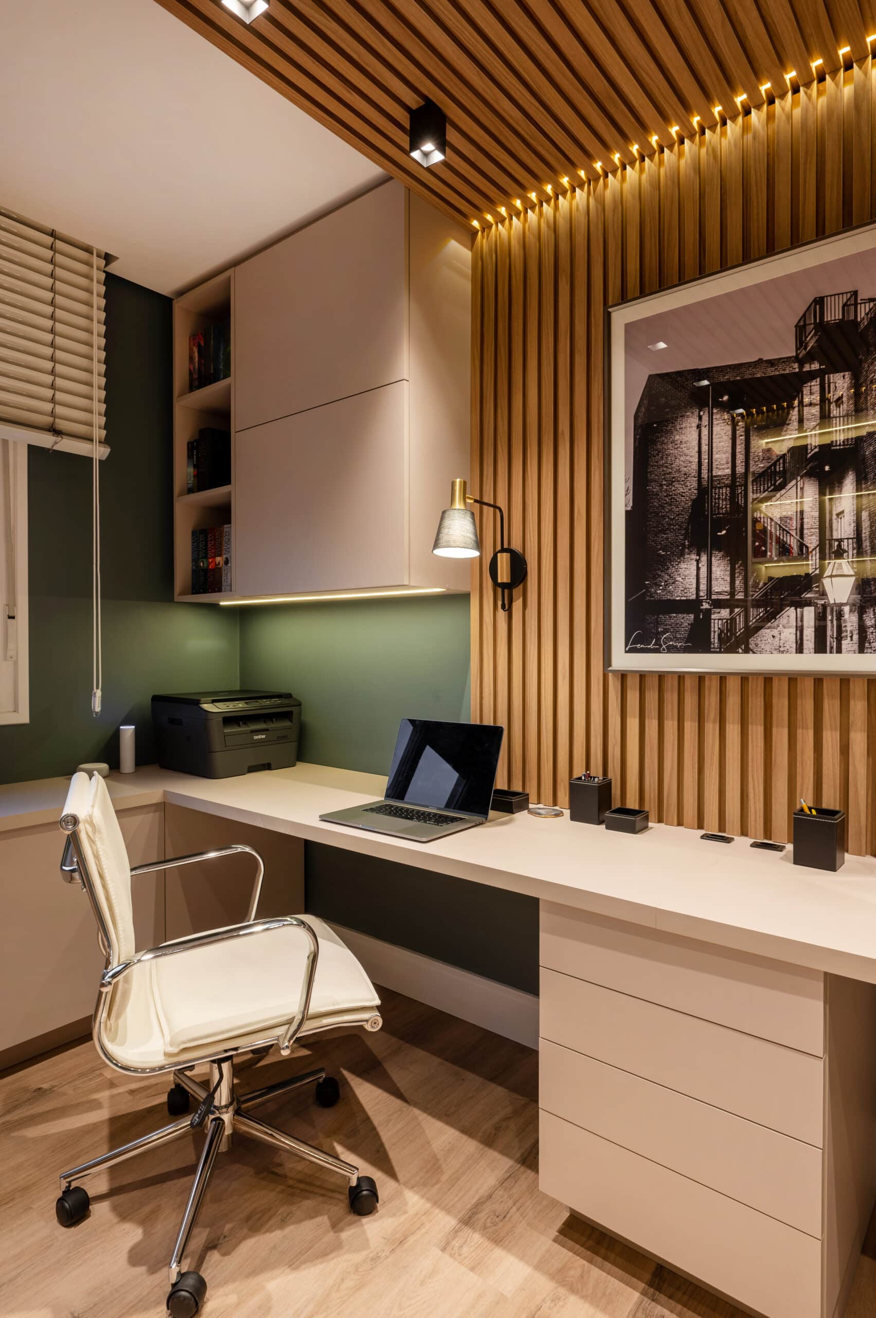 Escritório planejado com design moderno e iluminação personalizada no projeto Leonardo Souza